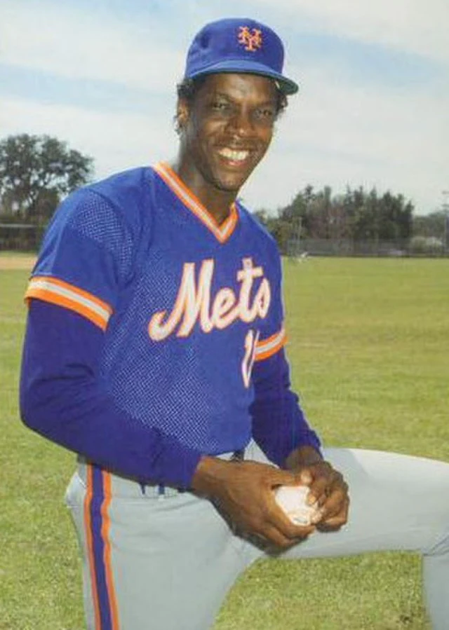 Dwight Gooden Autograph Signing